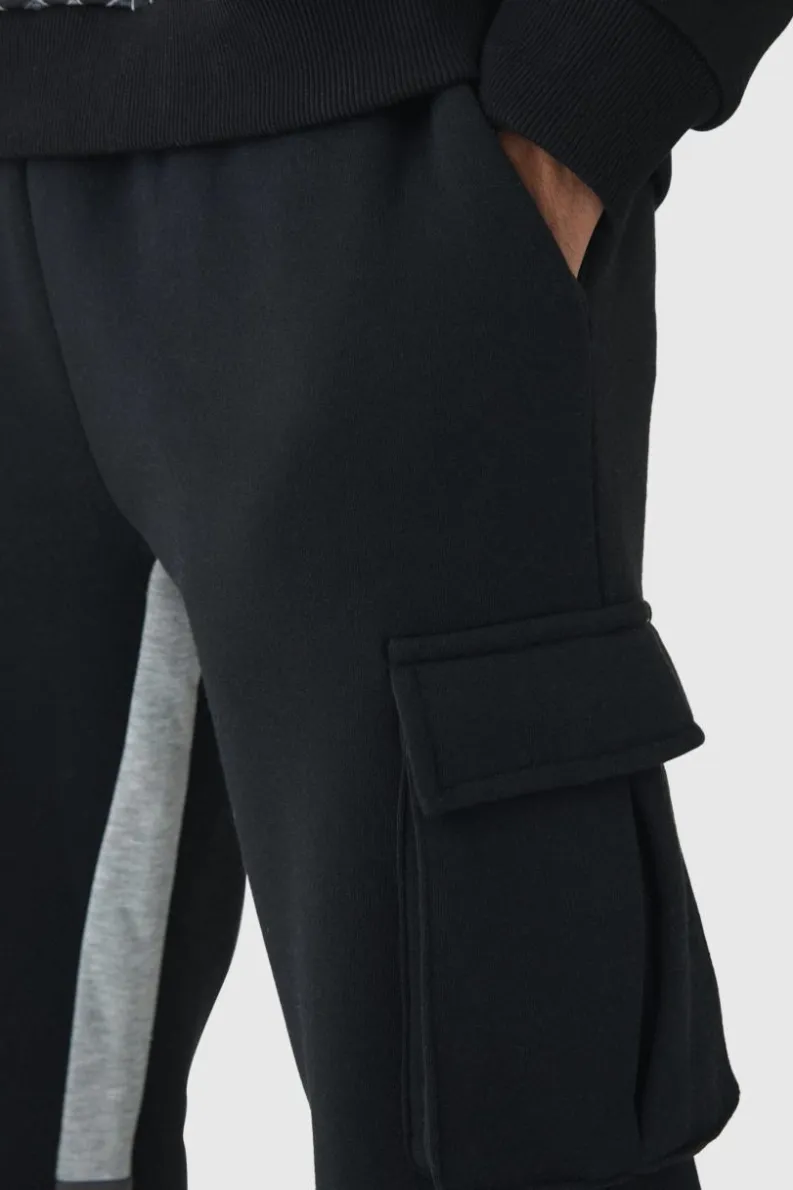 Store boohooMAN Regular Fit Raw Hem Gusset Cargo Jogger black