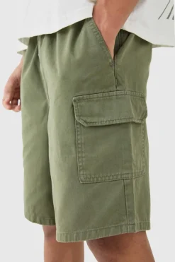 Store boohooMAN Relaxed Fit Elasticated Waist Cargo Shorts khaki