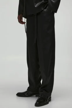 Store boohooMAN Relaxed Fit Liquid Metallic Belted Tailored Trousers black