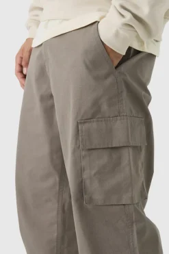Online boohooMAN Relaxed Fit Ripstop Cargo Trousers With Popper Hem taupe
