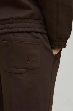 Store boohooMAN Relaxed Heavyweight Embossed Pocket Detail Split Hem Joggers chocolate