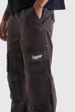 Store boohooMAN Relaxed Multi Cargo Ripstop Trouser With Tonal Embroidery chocolate