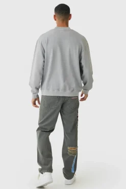 Store boohooMAN Relaxed Rigid Applique Badge Ripped Jeans grey