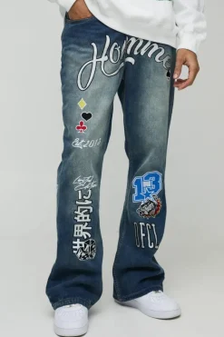 Store boohooMAN Relaxed Rigid Flared Gusset Varsity Applique Badge Jeans vintage blue