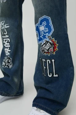 Store boohooMAN Relaxed Rigid Flared Gusset Varsity Applique Badge Jeans vintage blue