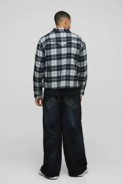 Store boohooMAN Super Baggy Rigid Crinkle Wash Applique Denim Jeans washed black