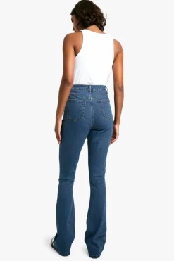 Cheap boohoo Tall Basics Flared Jeans mid blue