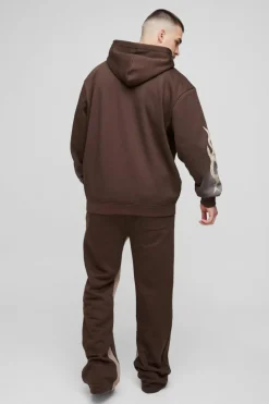 Best Sale boohooMAN Tall Oversized Zip Thru Graphic Spray Wash Hooded Relaxed Flare Tracksuit chocolate