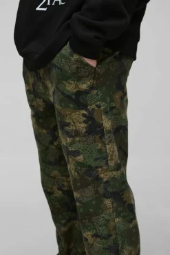Store boohooMAN Tall Straight Camo Bandana Cargo Trouser dark green