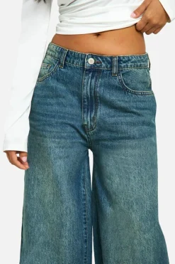 Online boohoo The Petite Straight Leg Jean mid blue