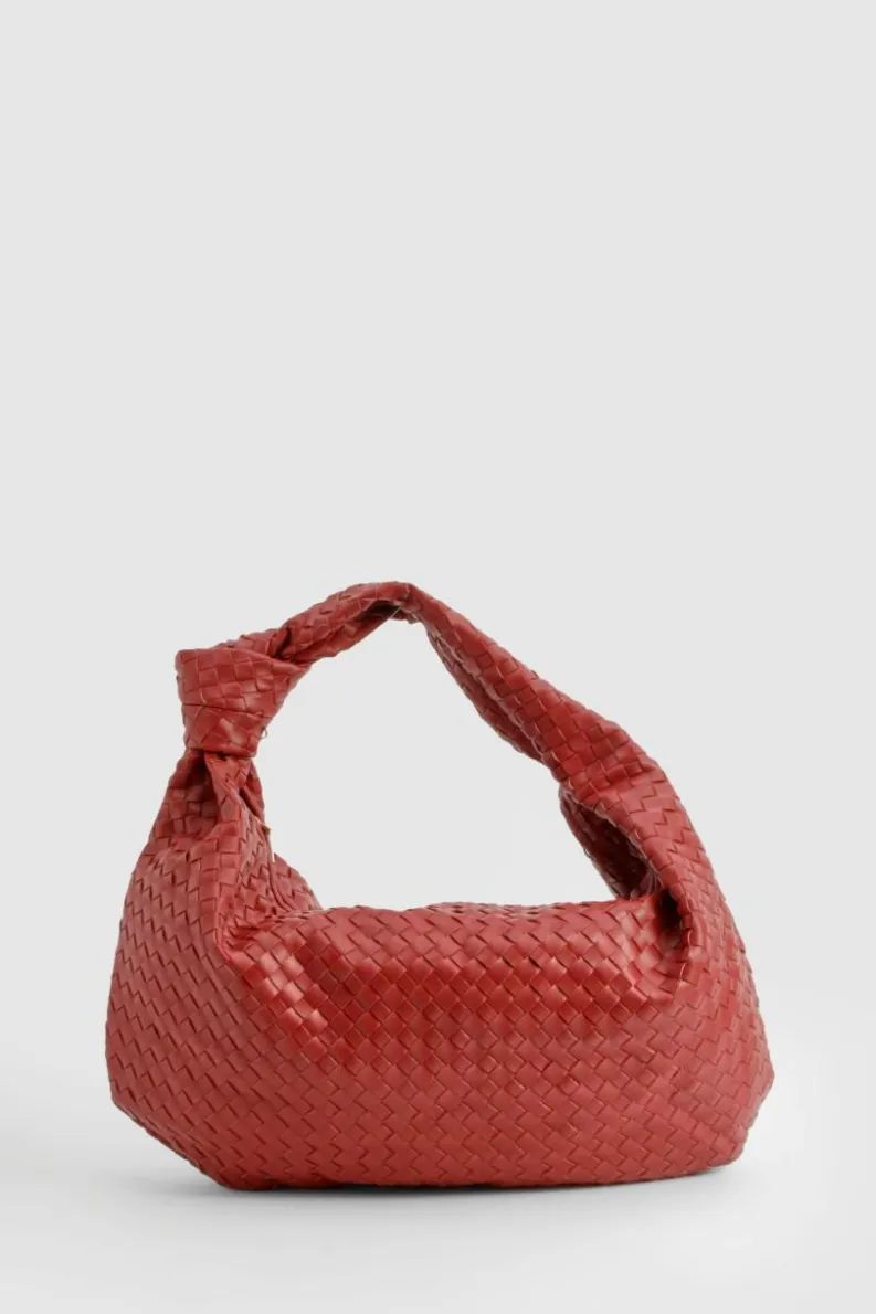 Store boohoo Woven Knot Oversized Shoulder Bag cherry