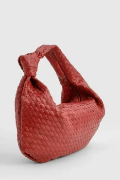 Store boohoo Woven Knot Oversized Shoulder Bag cherry